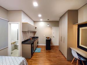 a kitchen with a sink and a counter top at Apartamentos Studio no centro de Foz do Iguaçu in Foz do Iguaçu