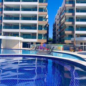 una piscina vacía frente a un edificio en Praia dos Anjos Residence Clube, en Arraial do Cabo