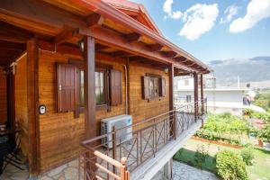 ein Holzhaus mit einem Balkon mit einem PC in der Unterkunft WOODEN HOUSE IN IOANNINA in Ioannina