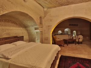 เตียงในห้องที่ Family Cave Suite Hotel