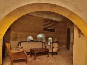 พื้นที่นั่งเล่นของ Family Cave Suite Hotel