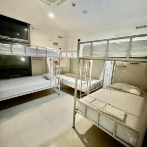 Zimmer mit 3 Etagenbetten in der Unterkunft Atlantis@531 in Singapur