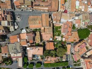 The surrounding neighborhood or a neighborhood close to A villát
