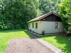Galeriebild der Unterkunft Picturesque cottage on Park Hunzebergen in Exloo
