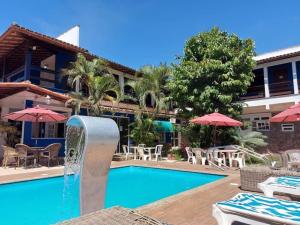 リオ・ダス・オストラスにあるPousada Belmare Eireliのホテル正面のプール