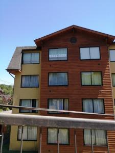 an apartment building with windows on the side at Departamento en Pucón in Pucón