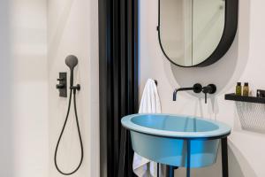 A bathroom at Dbhousetaormina