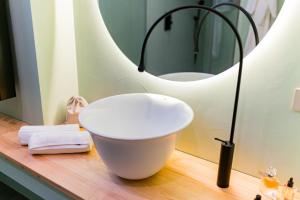 A bathroom at Dbhousetaormina