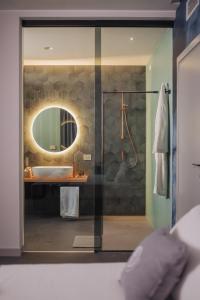 A bathroom at Dbhousetaormina