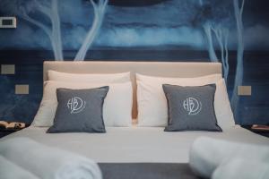 A bed or beds in a room at Dbhousetaormina