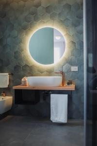 A bathroom at Dbhousetaormina