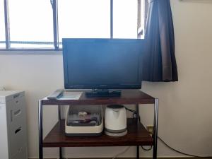 TV a/nebo společenská místnost v ubytování Tabist Business Hotel Suehiro Matsuyama