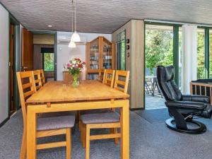 エーベルトフトにある6 person holiday home in Ebeltoftのダイニングルーム(木製テーブル、椅子付)