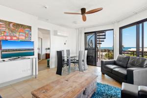 Posezení v ubytování 2 Bedroom Apartment, sleeps 5 in central Mooloolaba Resort