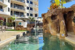 Bazén v ubytování 2 Bedroom Apartment, sleeps 5 in central Mooloolaba Resort nebo v jeho okolí