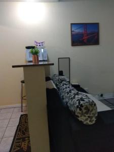 een kamer met een bed en een aanrecht met een tafel bij STUDIO Centro Lacerda in Campos dos Goytacazes