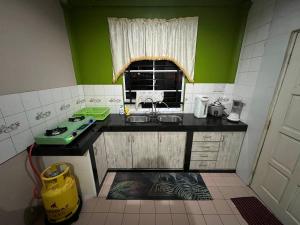 Dapur atau dapur kecil di Hanif Homestay