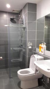 een badkamer met een douche, een toilet en een wastafel bij BS City Homestay2 - Miri Times Square in Miri