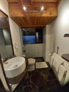 a bathroom with a sink and a toilet at Casa Flor de Pajaro, vistas panorámicas increíbles al lago in Suchitoto