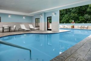 Kolam renang di atau dekat dengan Holiday Inn Express & Suites Knoxville-Clinton, an IHG Hotel