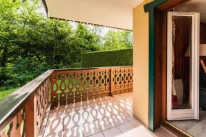 un balcone di una casa con ringhiera in legno di Grazioso appartamento con balconi a 5 minuti dalla cabinovia Bettex a Saint-Gervais-les-Bains