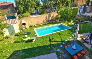 Výhled na bazén z ubytování Beautiful Home In Sauveterre With Wifi nebo okolí
