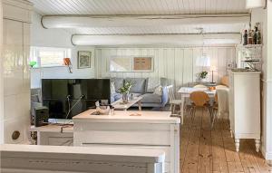 Ο χώρος του λόμπι ή της ρεσεψιόν στο Beautiful Home In Rimforsa With Kitchen