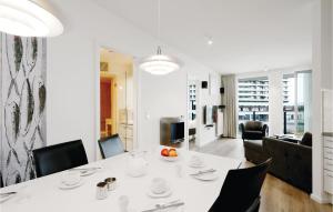 トラフェミュンデにあるGorgeous Apartment In Lbeck Travemnde With Saunaの白いダイニングルーム(テーブル、椅子付)