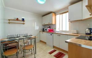 Kuchyň nebo kuchyňský kout v ubytování Stunning Apartment In Torrevieja