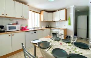 Kuchyň nebo kuchyňský kout v ubytování Stunning Apartment In Torrevieja