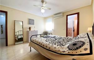 Postel nebo postele na pokoji v ubytování Stunning Apartment In Torrevieja + 17 fotografií