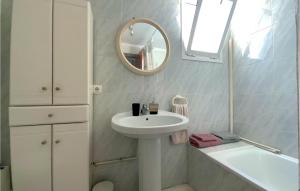 Koupelna v ubytování Stunning Apartment In Torrevieja