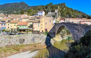ニヨンにあるPet Friendly Apartment In Nyonsの町の前の川にかかる橋