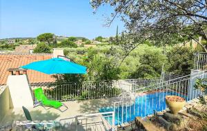 ニヨンにあるPet Friendly Apartment In Nyonsの青い傘とスイミングプールの横の椅子 +12枚の写真