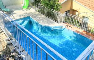 ニヨンにあるPet Friendly Apartment In Nyonsの建物の横にあるプール