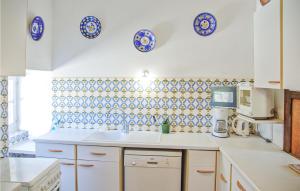 Η κουζίνα ή μικρή κουζίνα στο Nice Home In Janailhac With Wifi