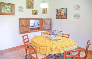 Μια τηλεόραση ή/και κέντρο ψυχαγωγίας στο Nice Home In Janailhac With Wifi