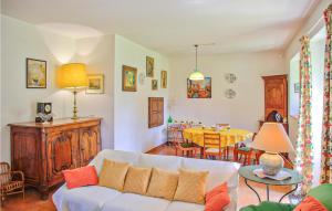 Χώρος καθιστικού στο Nice Home In Janailhac With Wifi