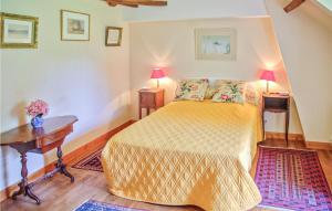 Ένα ή περισσότερα κρεβάτια σε δωμάτιο στο Nice Home In Janailhac With Wifi +28 φωτογραφίες