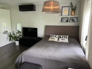 um quarto com uma cama com duas almofadas em Holiday home VÄRMDÖ V em Värmdö