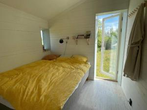 Postel nebo postele na pokoji v ubytování Holiday home HENÅN XX