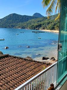 a view of a beach from a balcony at Flat do Léo in Praia de Araçatiba