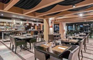 Restaurace v ubytování Flat REFORMADO em hotel no Jardins