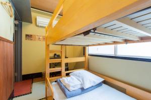Guest House Shinagawa-shuku emeletes ágyai egy szobában