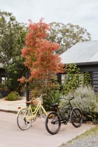 two bikes parked in front of a house at Bay and Bush Cottages Jervis Bay in Huskisson