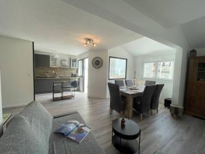 salon i jadalnia ze stołem i krzesłami w obiekcie Duplex 3 pièces rénové avec loggia et garage, cœur de Briançon, proche télécabine, 4-6 couchages - FR-1-330C-130 w mieście Briançon