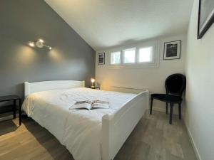 Łóżko lub łóżka w pokoju w obiekcie Duplex 3 pièces rénové avec loggia et garage, cœur de Briançon, proche télécabine, 4-6 couchages - FR-1-330C-130