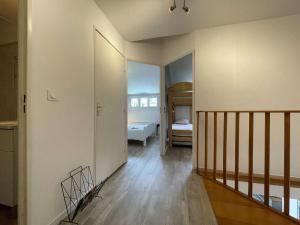 Łóżko lub łóżka w pokoju w obiekcie Duplex 3 pièces rénové avec loggia et garage, cœur de Briançon, proche télécabine, 4-6 couchages - FR-1-330C-130