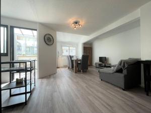 salon z kanapą i stołem w obiekcie Duplex 3 pièces rénové avec loggia et garage, cœur de Briançon, proche télécabine, 4-6 couchages - FR-1-330C-130 w mieście Briançon