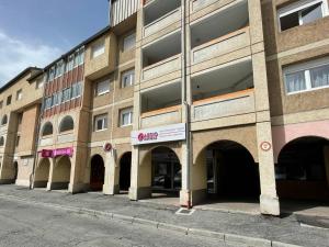 duży budynek z łukami przed nim w obiekcie Duplex 3 pièces rénové avec loggia et garage, cœur de Briançon, proche télécabine, 4-6 couchages - FR-1-330C-130 w mieście Briançon